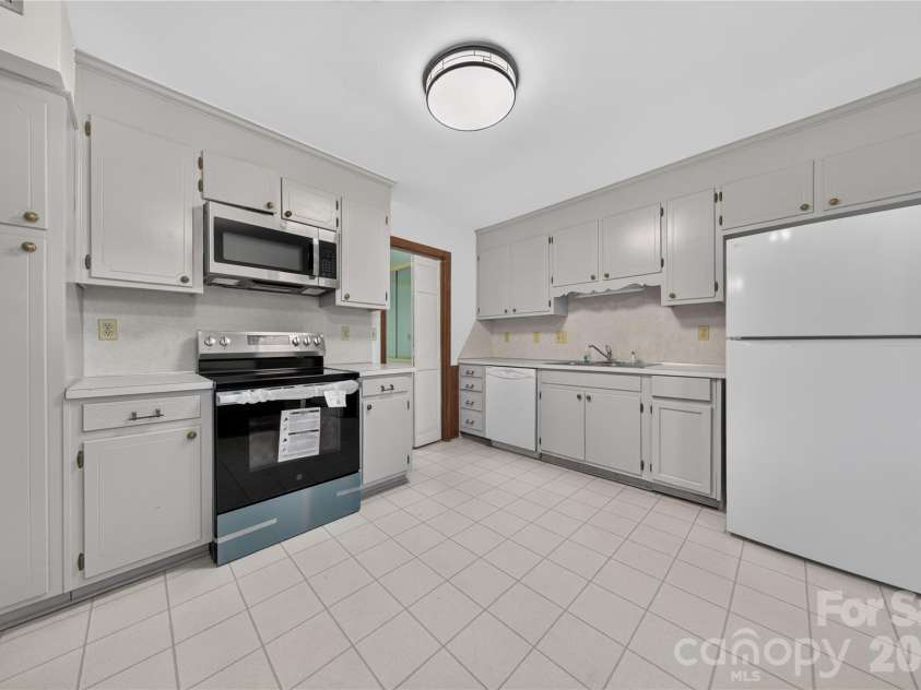 6869 Dumbarton Drive, Charlotte, NC 28210.  MLS# CAR4435306, YatesRealty ID 57841. 