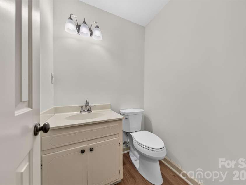 6869 Dumbarton Drive, Charlotte, NC 28210.  MLS# CAR4435306, YatesRealty ID 57841. 