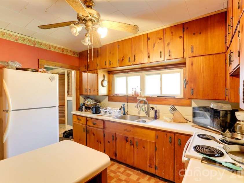 44 B Street, East Flat Rock, NC 28726.  MLS# CAR4435240, YatesRealty ID 57854. 