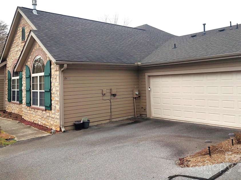 810 Wynnshire Drive, Hickory, NC 28601.  MLS# CAR4231879, YatesRealty ID 5786. 