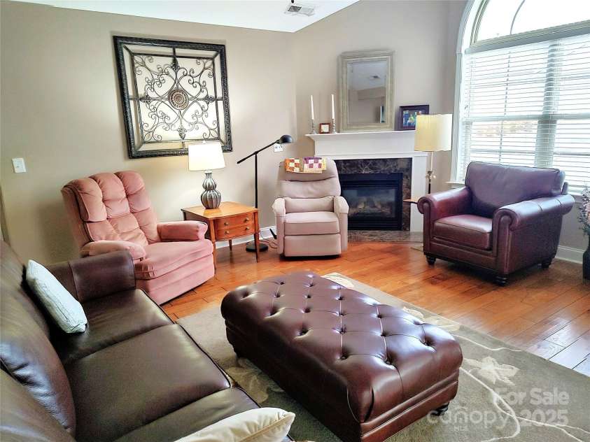 810 Wynnshire Drive, Hickory, NC 28601.  MLS# CAR4231879, YatesRealty ID 5786. 