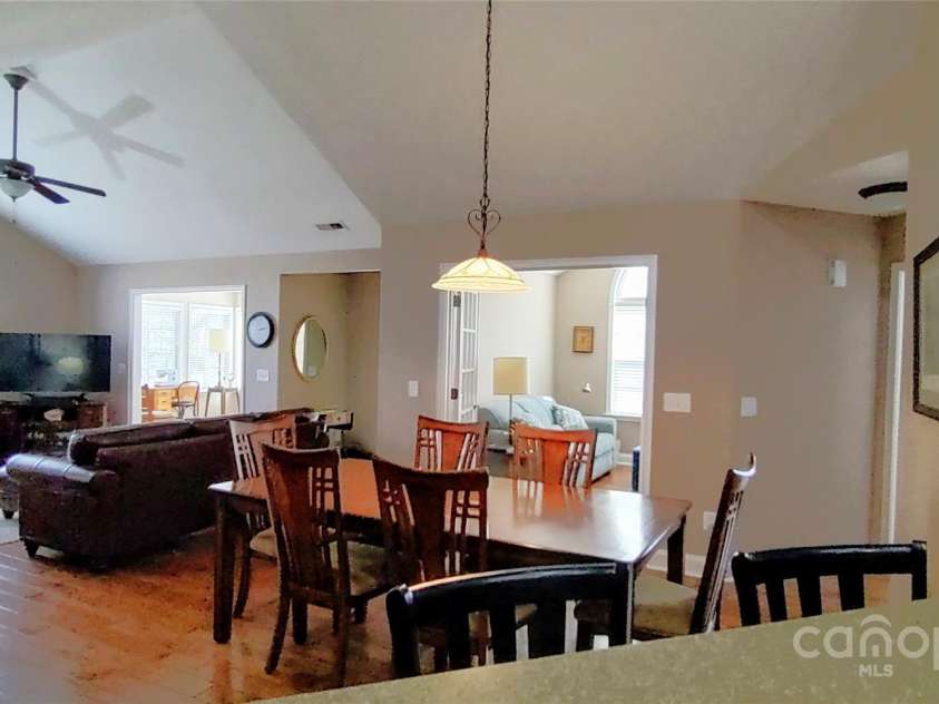 810 Wynnshire Drive, Hickory, NC 28601.  MLS# CAR4231879, YatesRealty ID 5786. 