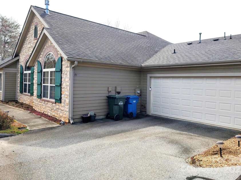 810 Wynnshire Drive, Hickory, NC 28601.  MLS# CAR4231879, YatesRealty ID 5786. 