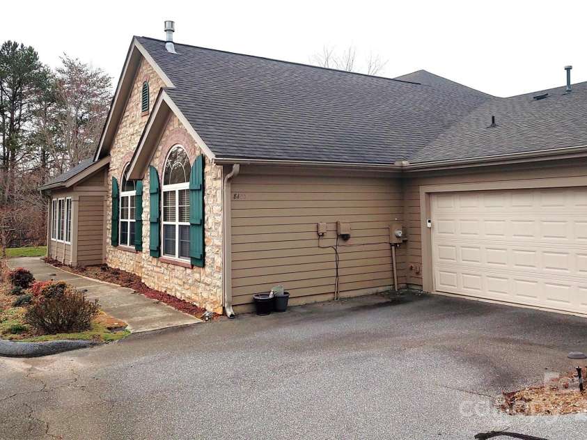 810 Wynnshire Drive, Hickory, NC 28601.  MLS# CAR4231879, YatesRealty ID 5786. 