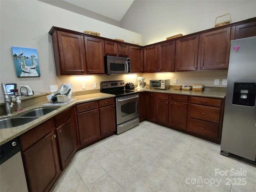 810 Wynnshire Drive, Hickory, NC 28601.  MLS# CAR4231879, YatesRealty ID 5786. 