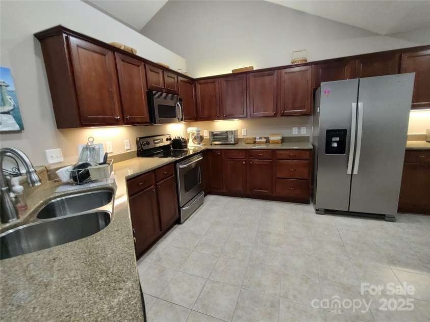 810 Wynnshire Drive, Hickory, NC 28601.  MLS# CAR4231879, YatesRealty ID 5786. 