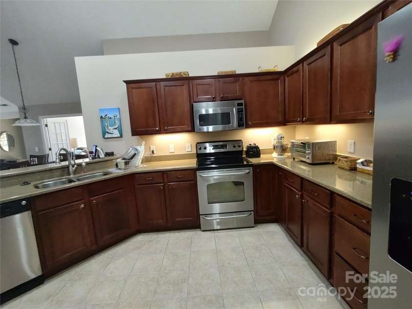 810 Wynnshire Drive, Hickory, NC 28601.  MLS# CAR4231879, YatesRealty ID 5786. 