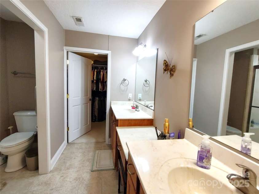 810 Wynnshire Drive, Hickory, NC 28601.  MLS# CAR4231879, YatesRealty ID 5786. Ensuite bath