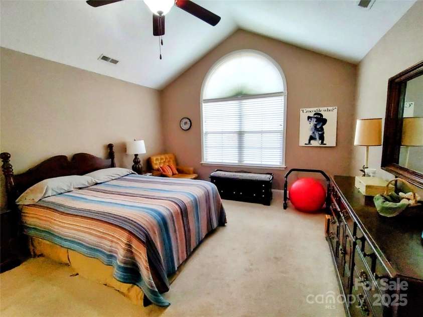 810 Wynnshire Drive, Hickory, NC 28601.  MLS# CAR4231879, YatesRealty ID 5786. Primary bedroom