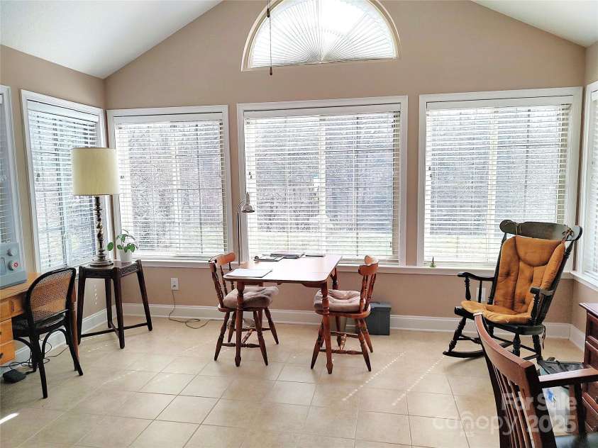 810 Wynnshire Drive, Hickory, NC 28601.  MLS# CAR4231879, YatesRealty ID 5786. Sunroom