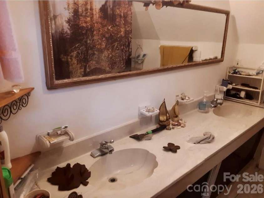 705 Doc Howell Road, Spruce Pine, NC 28777.  MLS# CAR4350286, YatesRealty ID 5787. Primary Full Bathroom