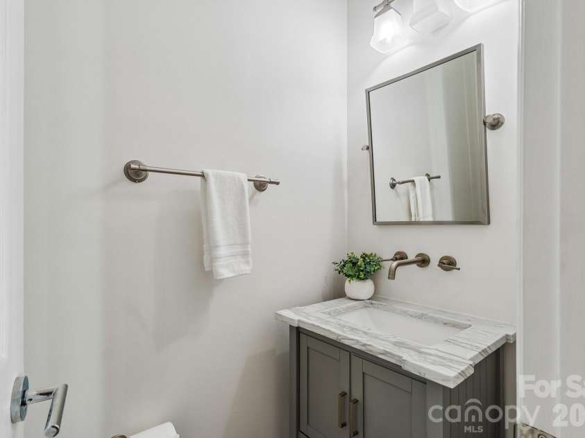 628 Olmsted Park Place, Charlotte, NC 28203.  MLS# CAR4354925, YatesRealty ID 5789. 
