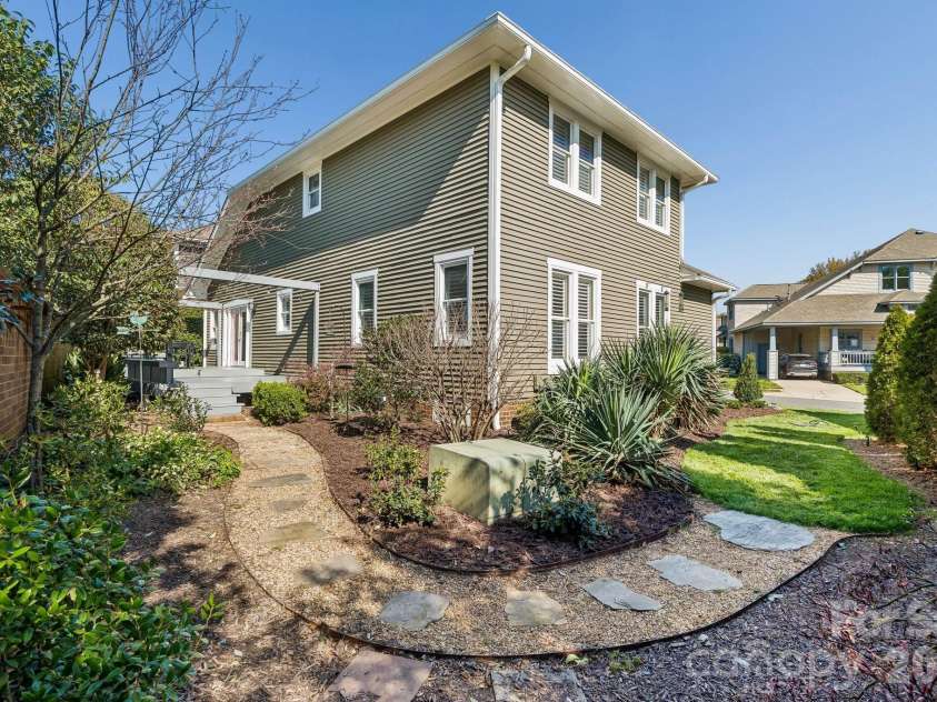 628 Olmsted Park Place, Charlotte, NC 28203.  MLS# CAR4354925, YatesRealty ID 5789. 