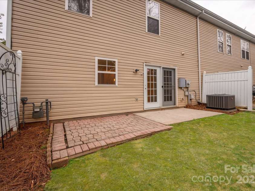 16631 Commons Creek Drive, Charlotte, NC 28277.  MLS# CAR4243159, YatesRealty ID 5790. 