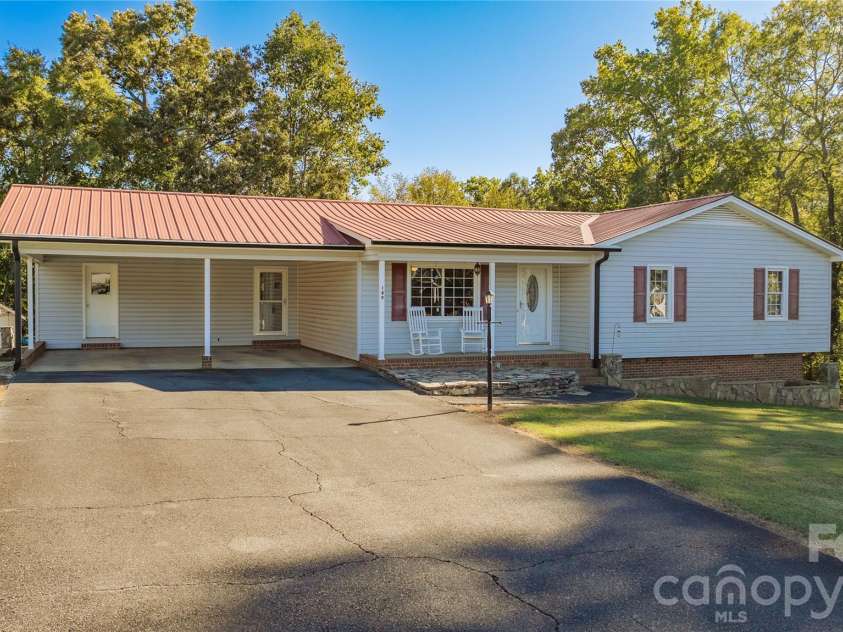 149 Seeley Drive, Denton, NC 27239.  MLS# CAR4435316, YatesRealty ID 57904. Driveway