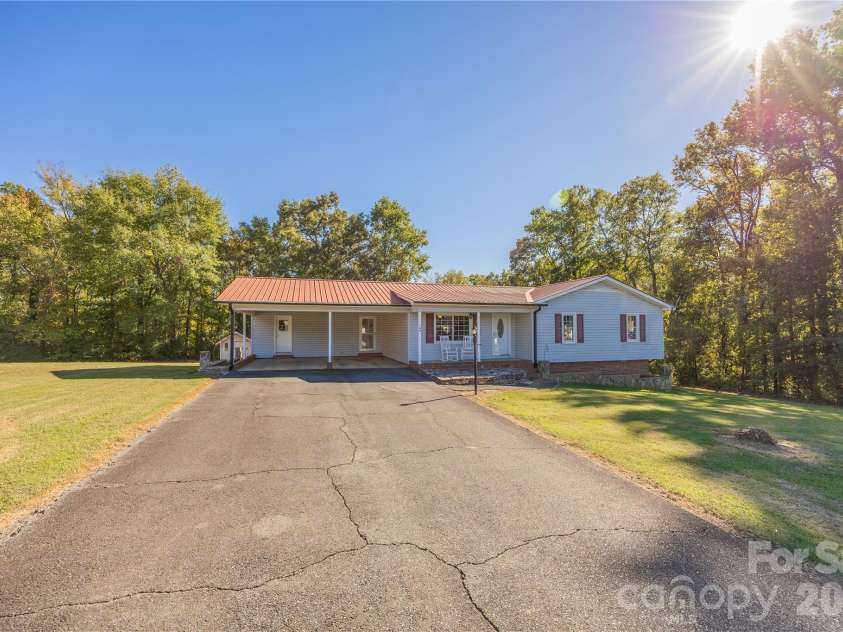 149 Seeley Drive, Denton, NC 27239.  MLS# CAR4435316, YatesRealty ID 57904. Driveway