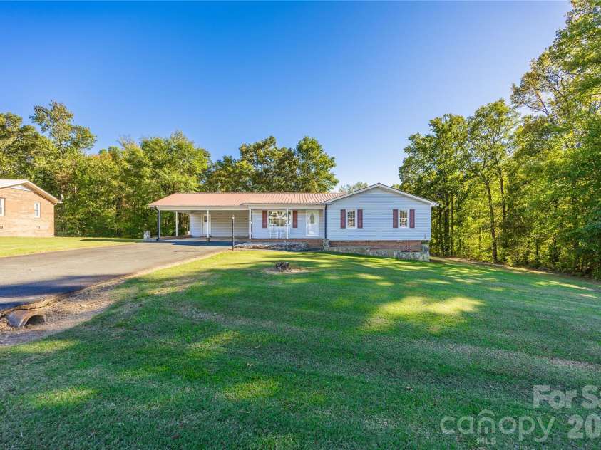 149 Seeley Drive, Denton, NC 27239.  MLS# CAR4435316, YatesRealty ID 57904. Front yard