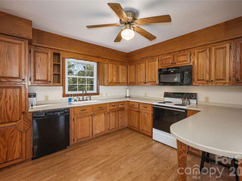 149 Seeley Drive, Denton, NC 27239.  MLS# CAR4435316, YatesRealty ID 57904. Kitchen