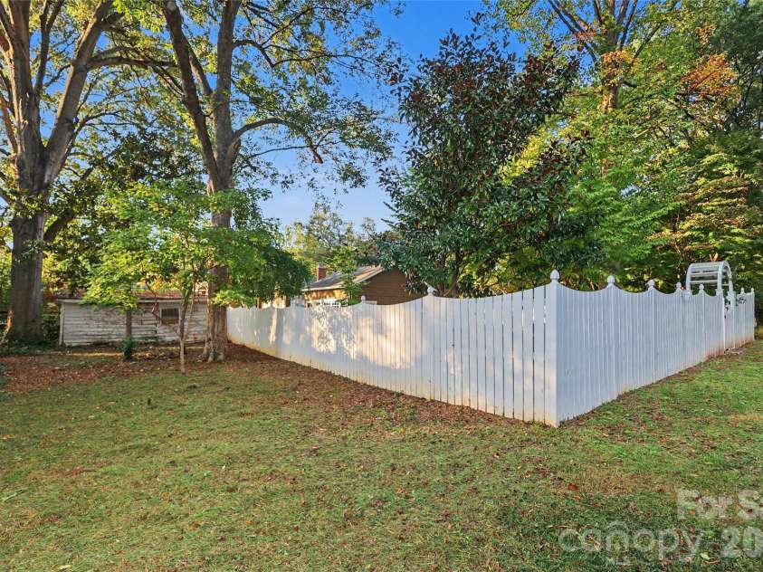1933 Park Road, Charlotte, NC 28203.  MLS# CAR4435798, YatesRealty ID 57906. 