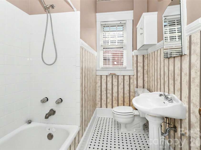 1933 Park Road, Charlotte, NC 28203.  MLS# CAR4435798, YatesRealty ID 57906. Full bath- located in hall