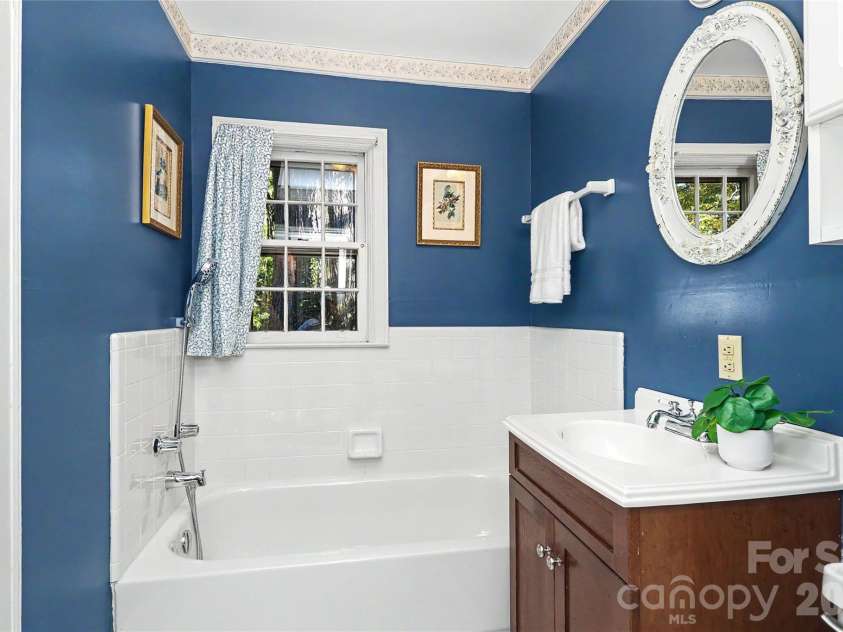 1933 Park Road, Charlotte, NC 28203.  MLS# CAR4435798, YatesRealty ID 57906. Full bath off primary