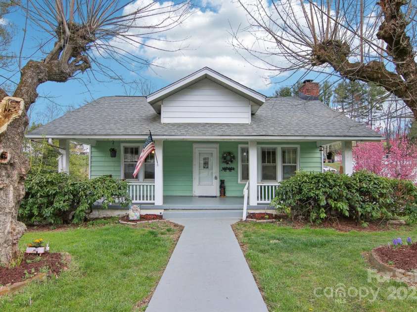 21 Henry Drive, Clyde, NC 28721.  MLS# CAR4243150, YatesRealty ID 5791. 