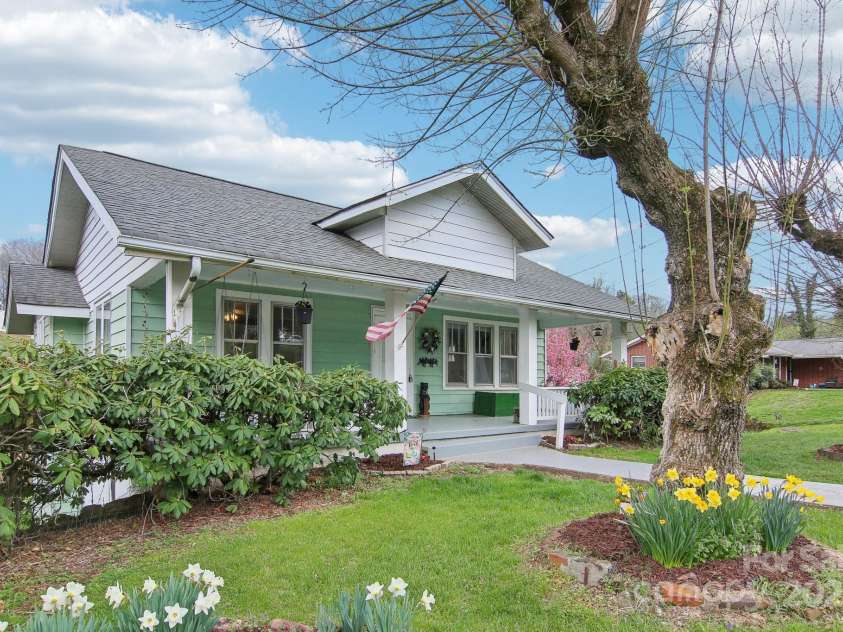 21 Henry Drive, Clyde, NC 28721.  MLS# CAR4243150, YatesRealty ID 5791. 