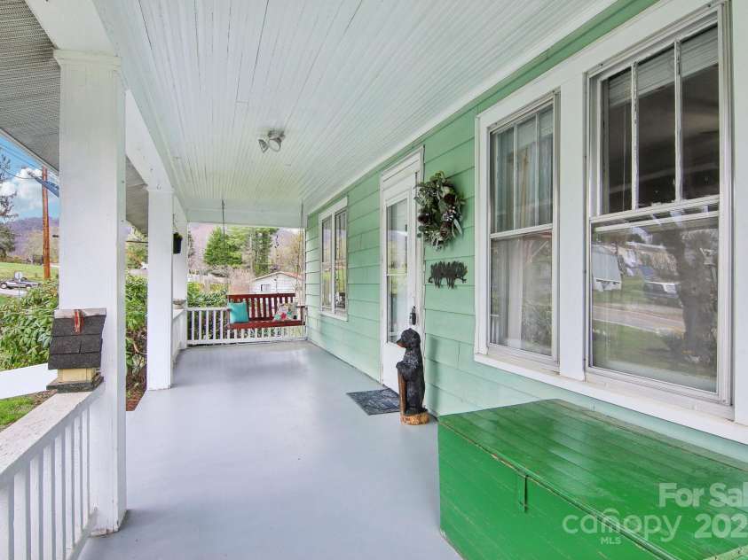 21 Henry Drive, Clyde, NC 28721.  MLS# CAR4243150, YatesRealty ID 5791. 