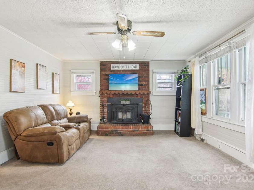 21 Henry Drive, Clyde, NC 28721.  MLS# CAR4243150, YatesRealty ID 5791. 