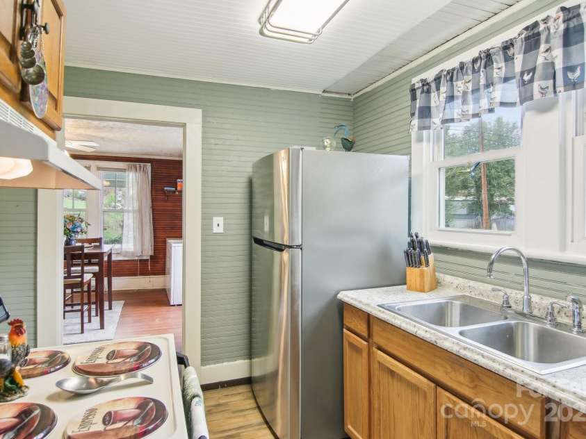 21 Henry Drive, Clyde, NC 28721.  MLS# CAR4243150, YatesRealty ID 5791. 