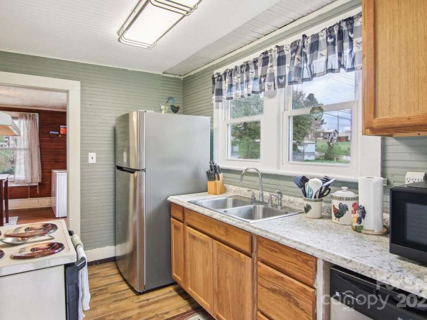 21 Henry Drive, Clyde, NC 28721.  MLS# CAR4243150, YatesRealty ID 5791. 