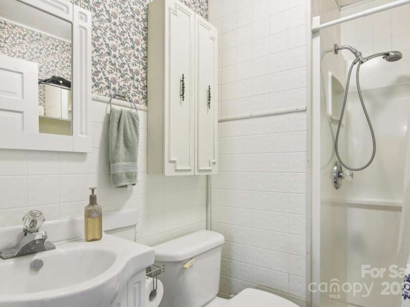 21 Henry Drive, Clyde, NC 28721.  MLS# CAR4243150, YatesRealty ID 5791. 