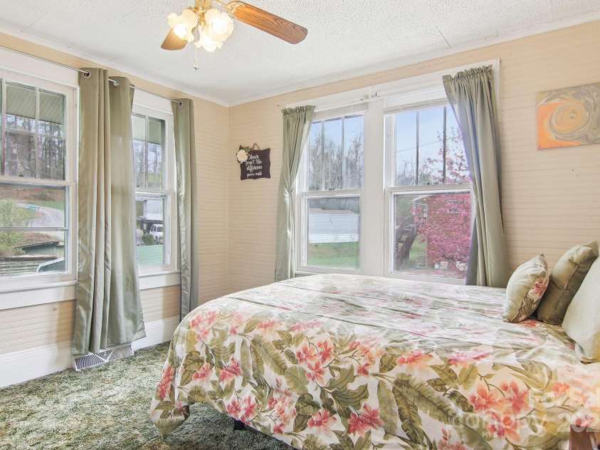 21 Henry Drive, Clyde, NC 28721.  MLS# CAR4243150, YatesRealty ID 5791. 