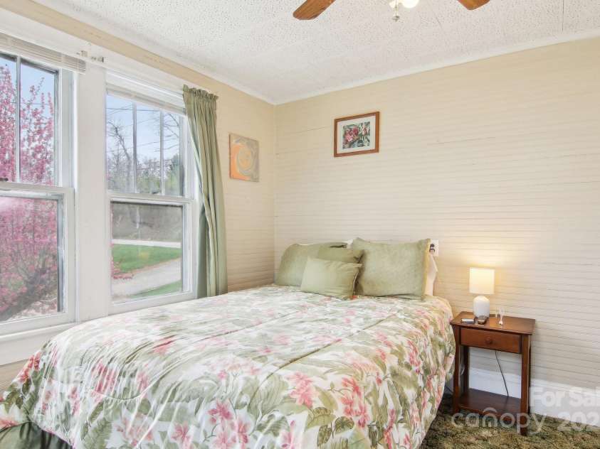 21 Henry Drive, Clyde, NC 28721.  MLS# CAR4243150, YatesRealty ID 5791. 