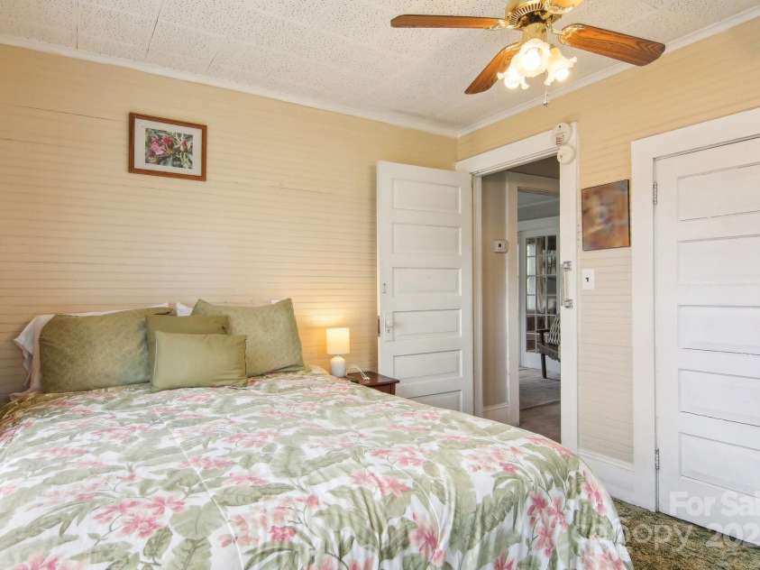 21 Henry Drive, Clyde, NC 28721.  MLS# CAR4243150, YatesRealty ID 5791. 