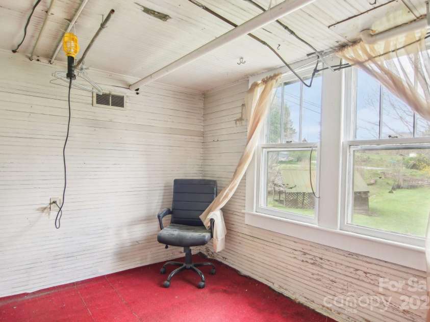 21 Henry Drive, Clyde, NC 28721.  MLS# CAR4243150, YatesRealty ID 5791. 