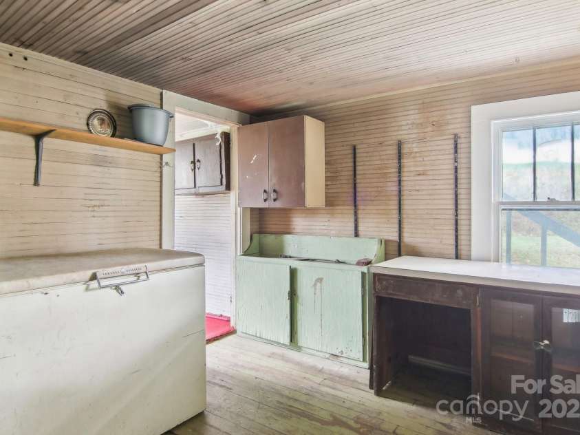 21 Henry Drive, Clyde, NC 28721.  MLS# CAR4243150, YatesRealty ID 5791. 