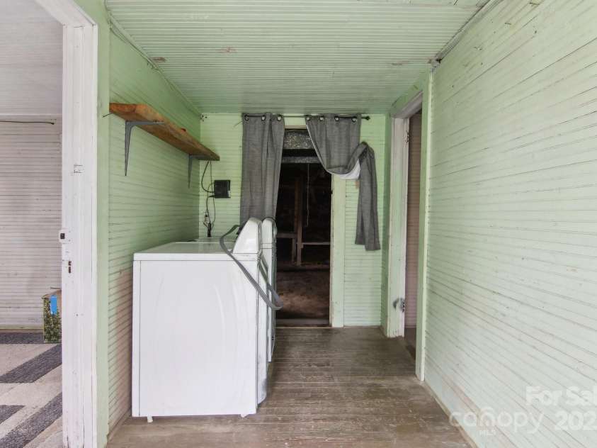 21 Henry Drive, Clyde, NC 28721.  MLS# CAR4243150, YatesRealty ID 5791. 