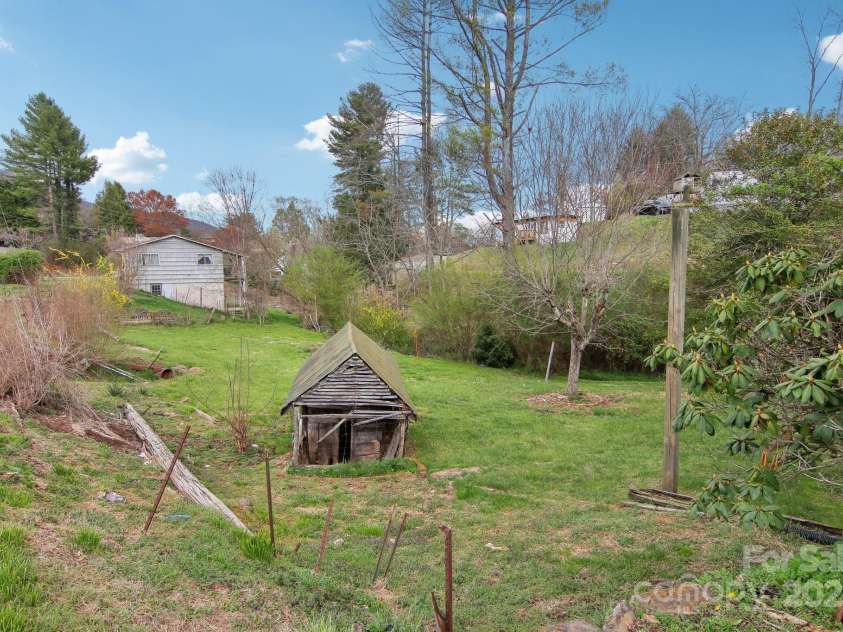 21 Henry Drive, Clyde, NC 28721.  MLS# CAR4243150, YatesRealty ID 5791. 