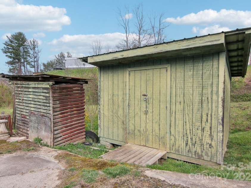 21 Henry Drive, Clyde, NC 28721.  MLS# CAR4243150, YatesRealty ID 5791. 