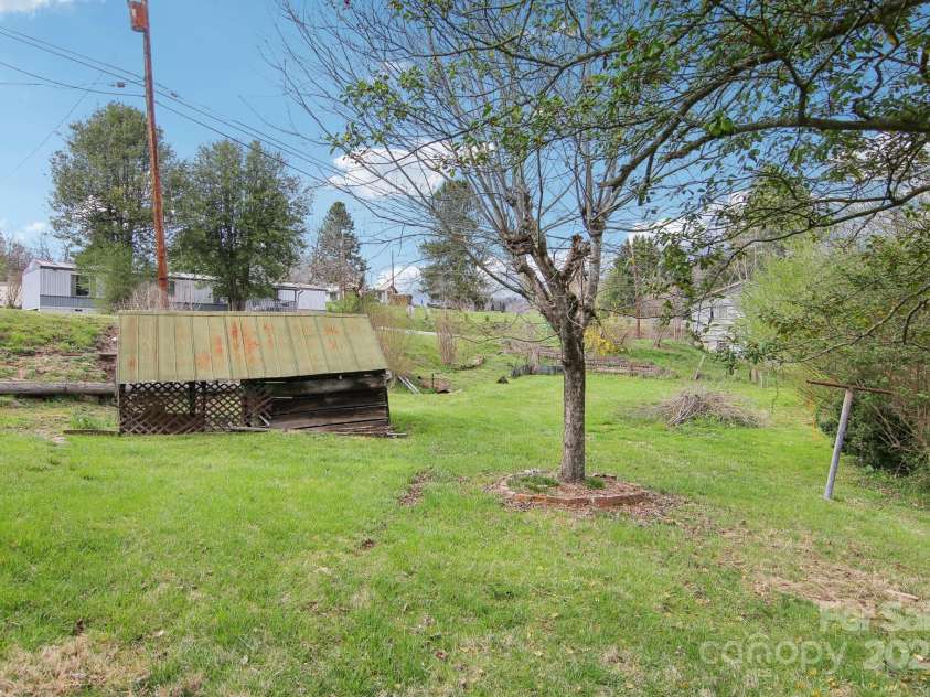 21 Henry Drive, Clyde, NC 28721.  MLS# CAR4243150, YatesRealty ID 5791. 