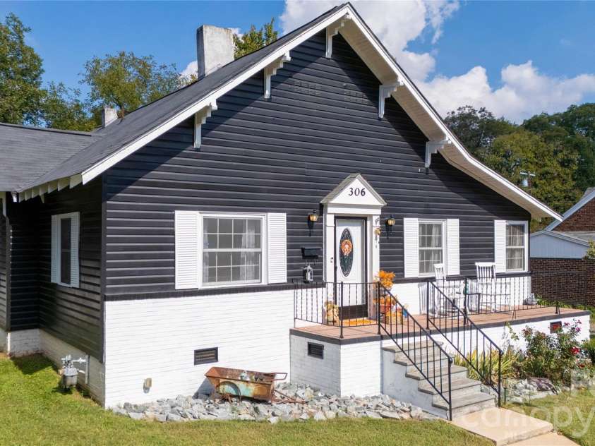 306 Hillcrest Drive, Lexington, NC 27292.  MLS# CAR4436131, YatesRealty ID 57912. 