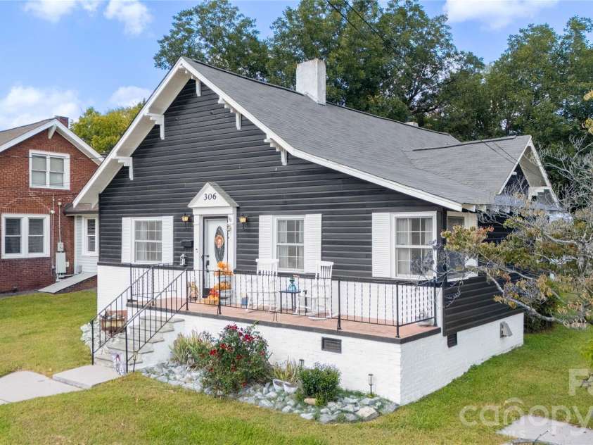 306 Hillcrest Drive, Lexington, NC 27292.  MLS# CAR4436131, YatesRealty ID 57912. 