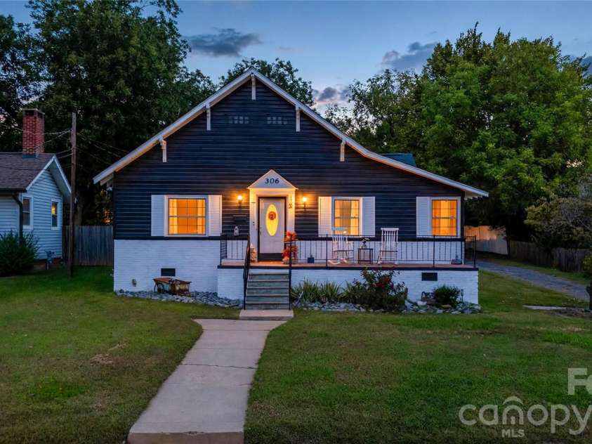 306 Hillcrest Drive, Lexington, NC 27292.  MLS# CAR4436131, YatesRealty ID 57912. 