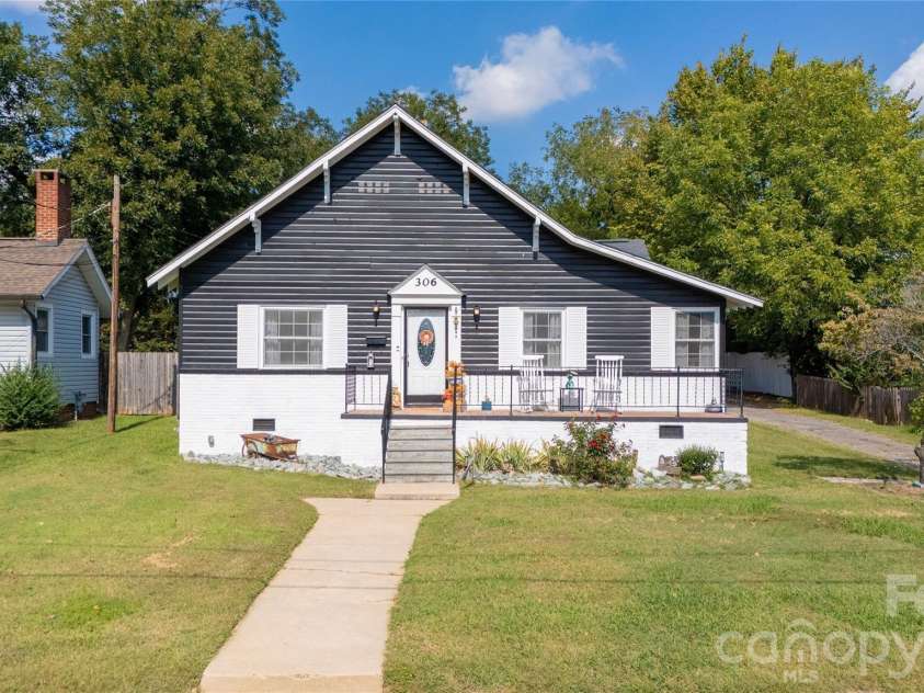 306 Hillcrest Drive, Lexington, NC 27292.  MLS# CAR4436131, YatesRealty ID 57912. 
