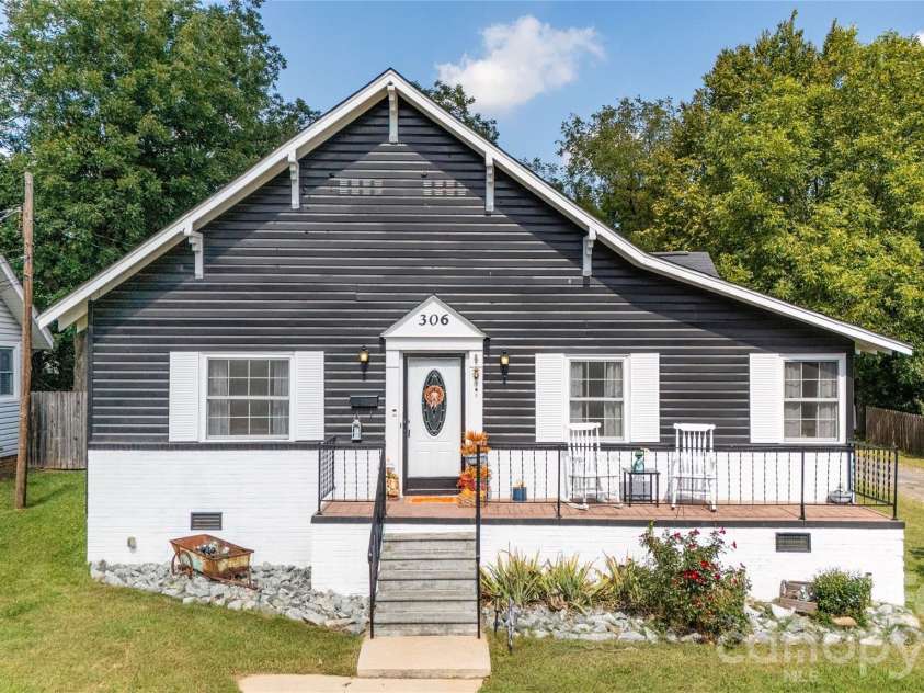 306 Hillcrest Drive, Lexington, NC 27292.  MLS# CAR4436131, YatesRealty ID 57912. 