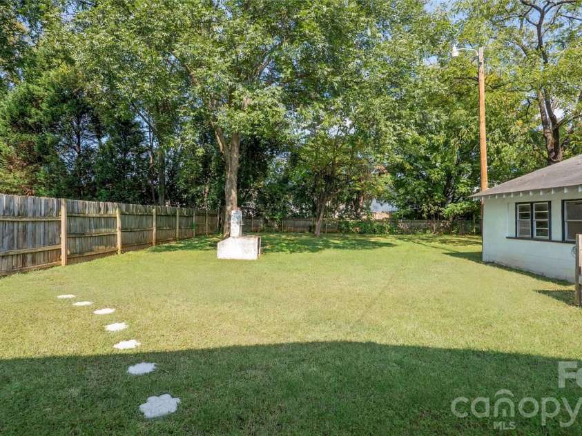 306 Hillcrest Drive, Lexington, NC 27292.  MLS# CAR4436131, YatesRealty ID 57912. 