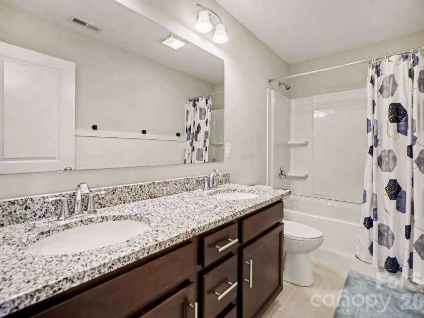 4410 Huntley Glen Drive, Pineville, NC 28134.  MLS# CAR4436263, YatesRealty ID 57919. Primary Bath