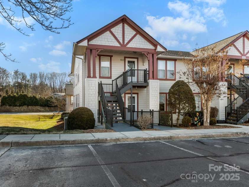 2302 Deermouse Way, Hendersonville, NC 28792.  MLS# CAR4224287, YatesRealty ID 5792. 