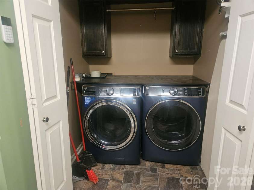 7313 Veranda Drive, Waxhaw, NC 28173.  MLS# CAR4436224, YatesRealty ID 57923. XL Laundry Area